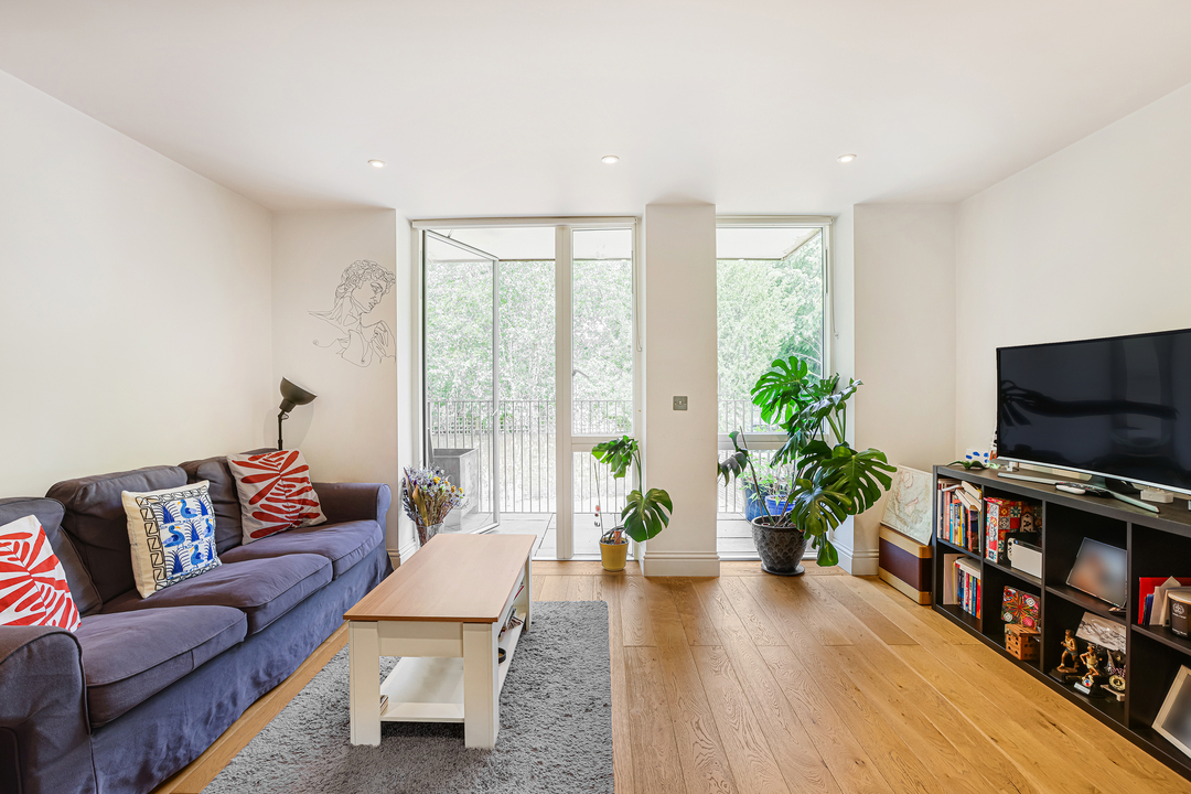 1 bed apartment to rent in North Common Road, London 4