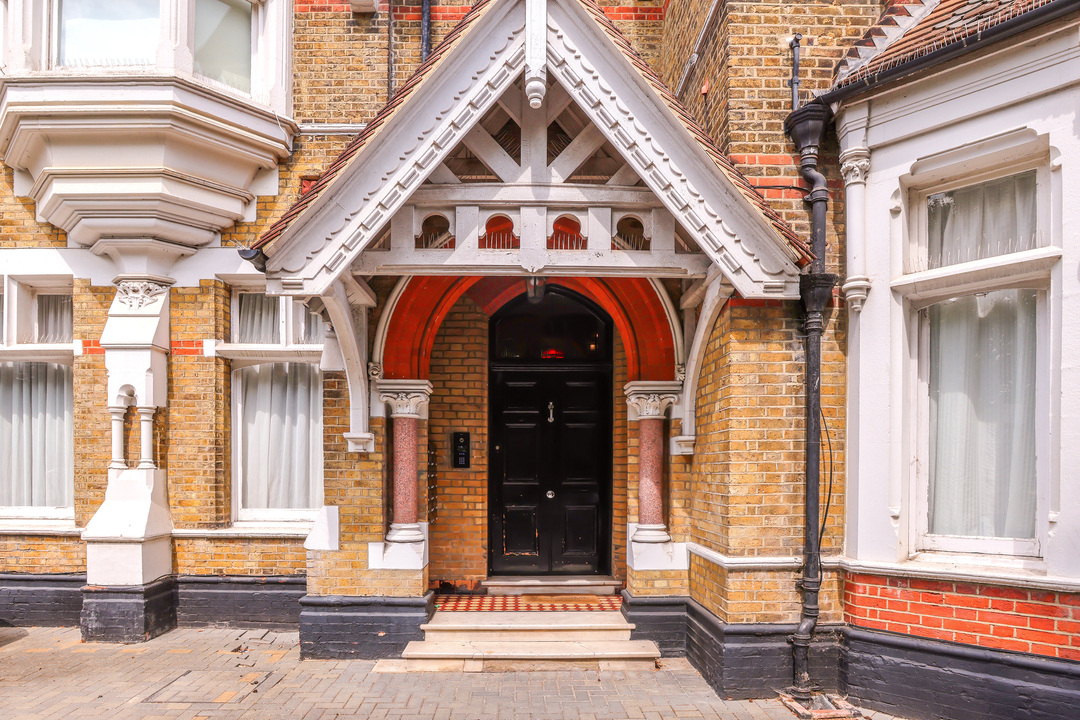 1 bed apartment to rent in North Common Road, London 9