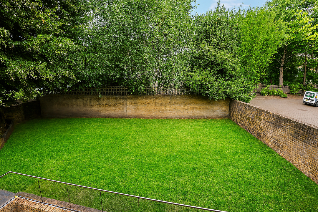 1 bed apartment to rent in North Common Road, London 6