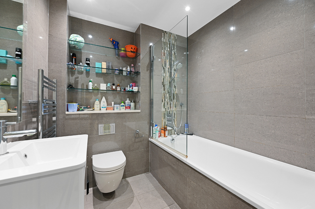 2 bed apartment to rent in North Common Road, Ealing, London, W5 4