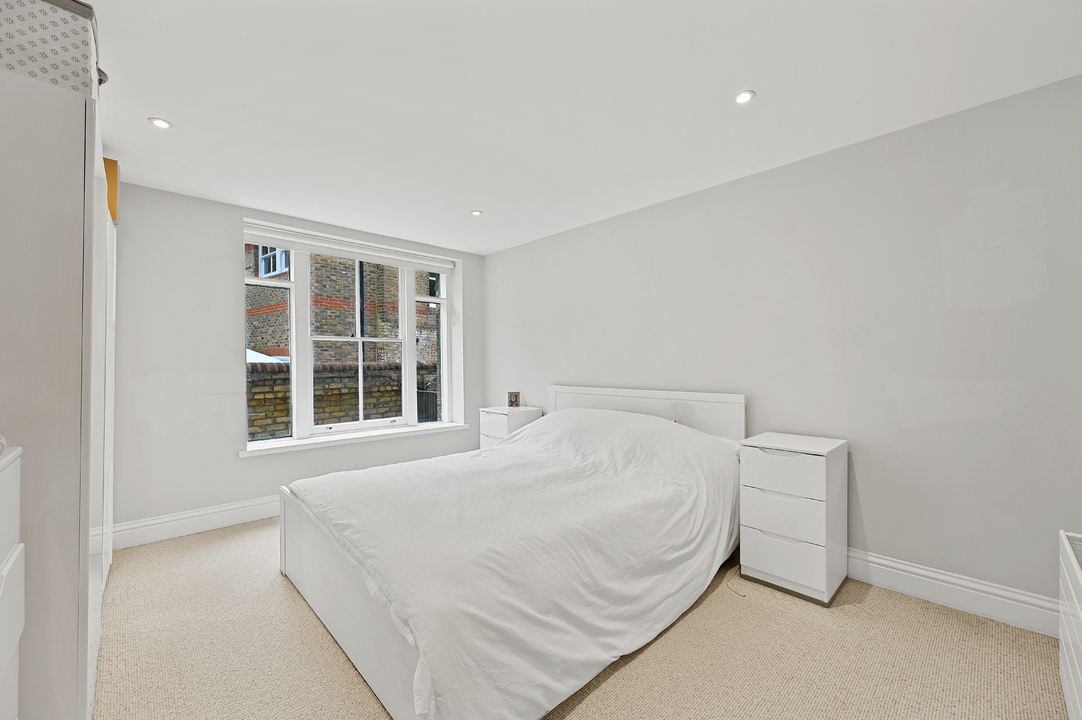 2 bed apartment to rent in North Common Road, Ealing, London, W5 5
