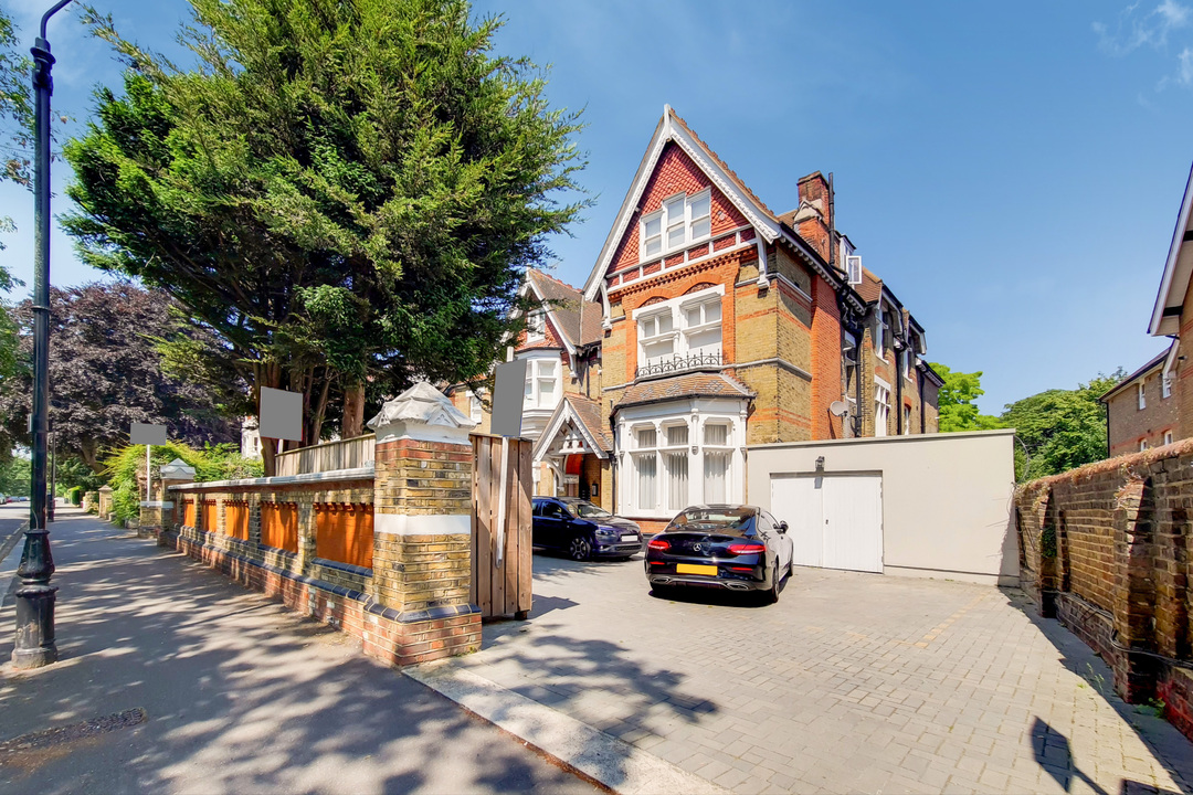 2 bed apartment to rent in North Common Road, Ealing, London, W5 9
