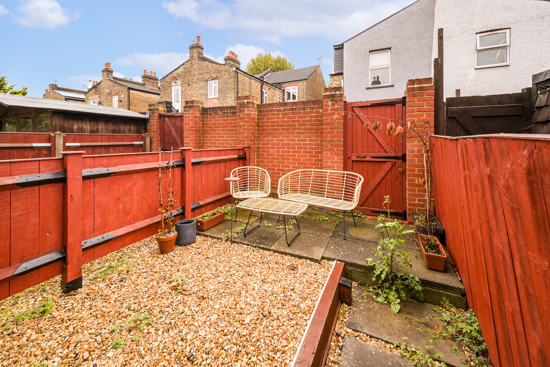 2 bed apartment to rent, Ealing  - Property Image 12