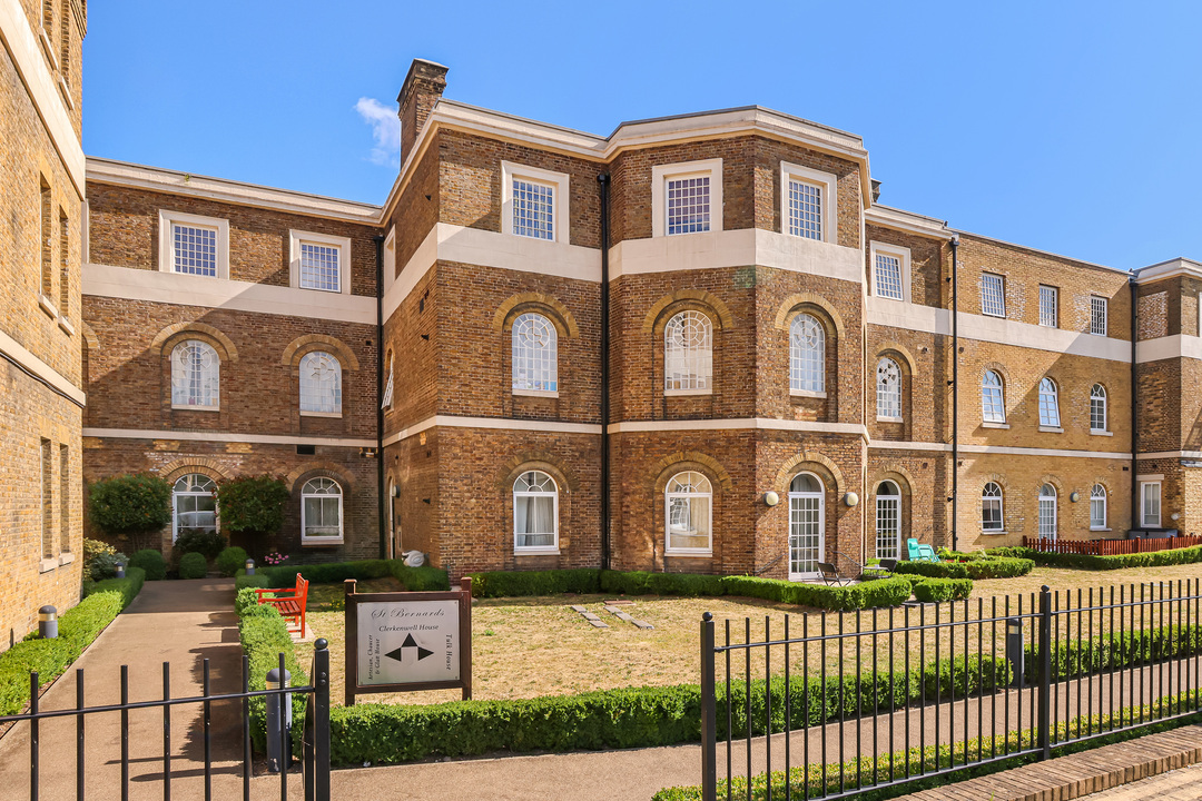 2 bed apartment for sale in Hilda Road, Southall 1