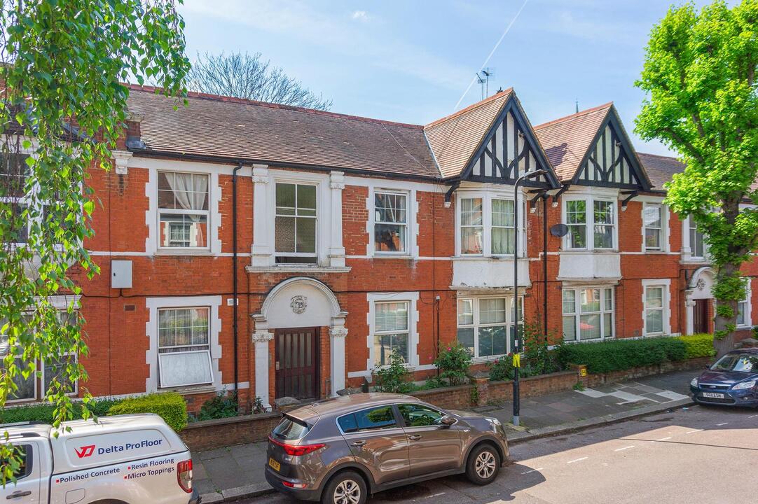 2 bed apartment for sale in Northcote Avenue, London 3