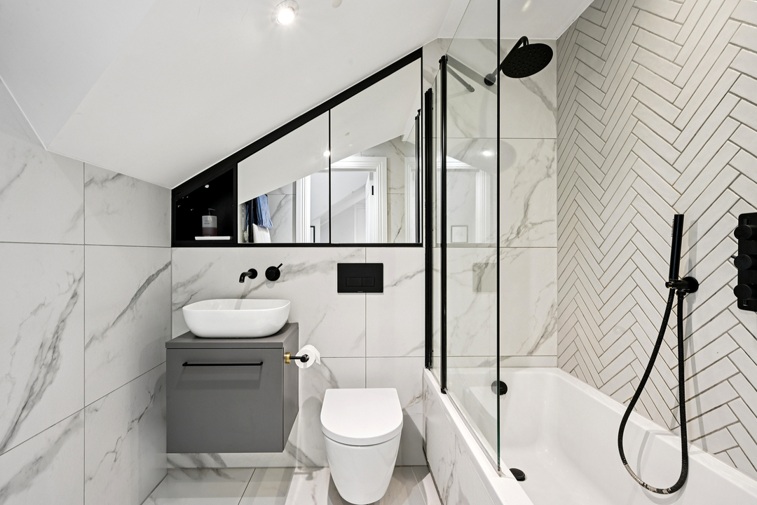 2 bed apartment for sale in Cleveland Road, Ealing 18