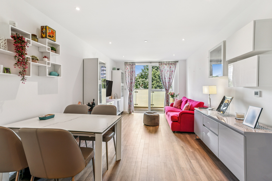 2 bed apartment to rent in Avenue Road, Acton, W3 8
