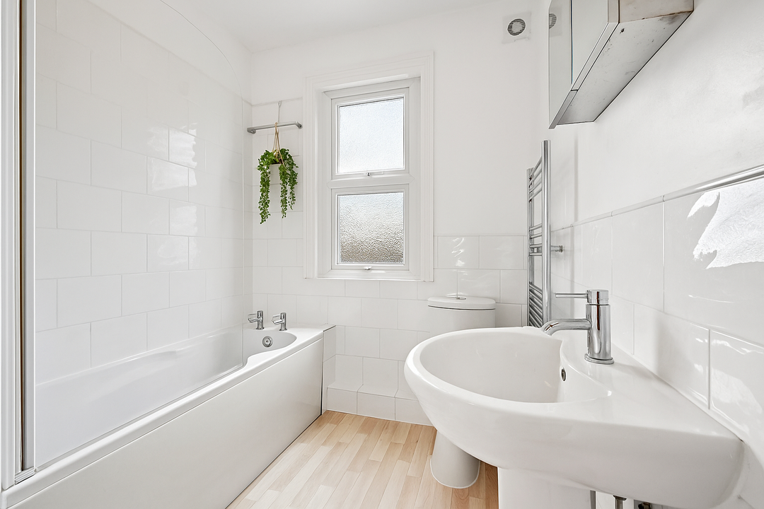 1 bed apartment for sale in Raymond Avenue, Ealing, London, W13 9