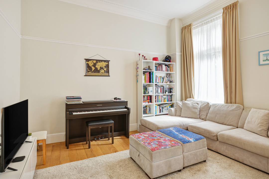 2 bed apartment to rent in North Common Road, Ealing, London, W5 1
