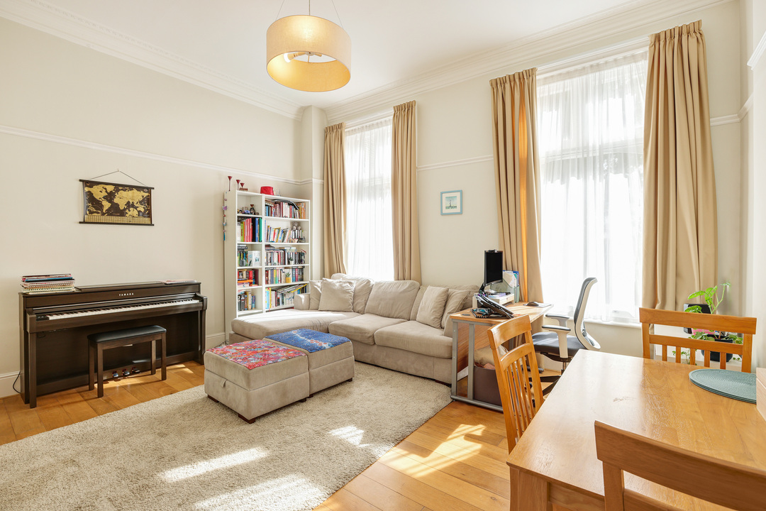 2 bed apartment to rent in North Common Road, Ealing, London, W5 5
