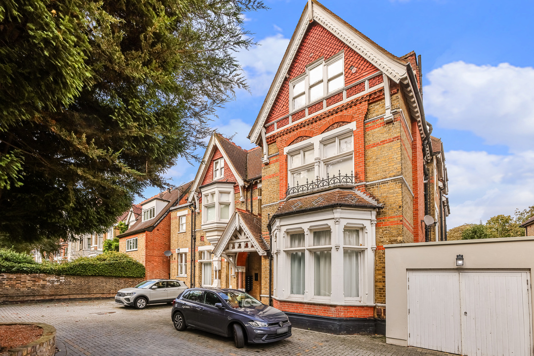 2 bed apartment to rent in North Common Road, Ealing, London, W5 2
