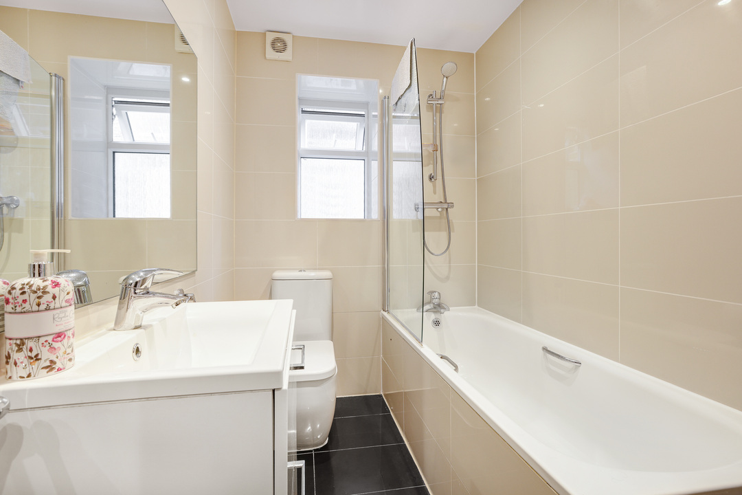 2 bed apartment to rent in North Common Road, Ealing  - Property Image 5