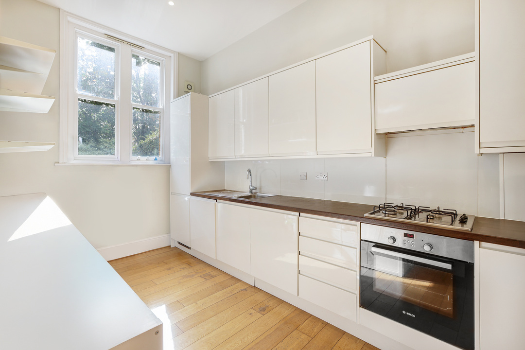 2 bed apartment to rent in North Common Road, Ealing, W5 2