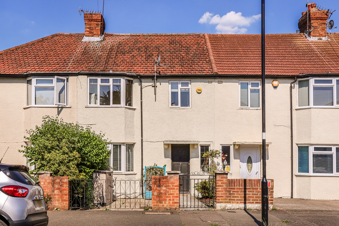 3 bed terraced house to rent in Avalon Road, Ealing, W13