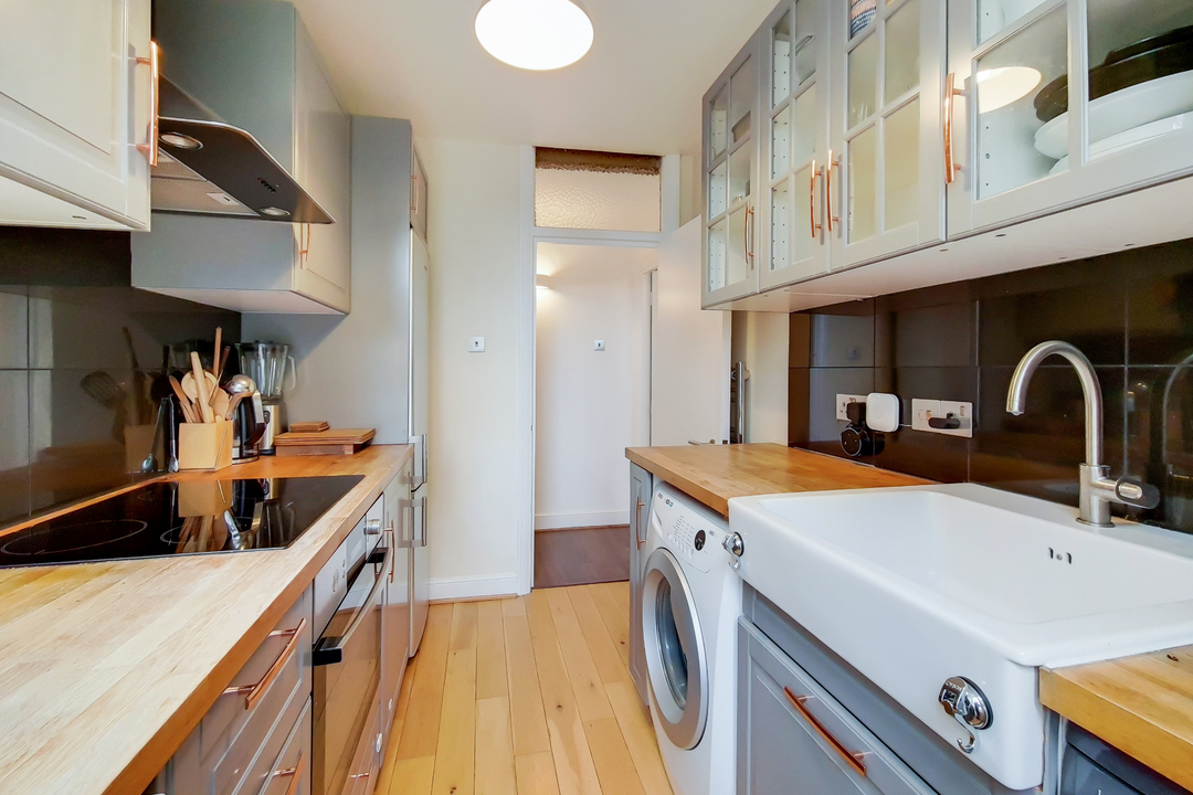 2 bed apartment to rent in Ealing Court Mansions, St. Marys Road, Ealing, London, W5 3