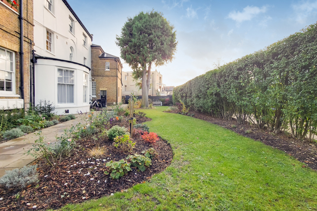 2 bed apartment to rent in Ealing Court Mansions, St. Marys Road, Ealing, London, W5 6