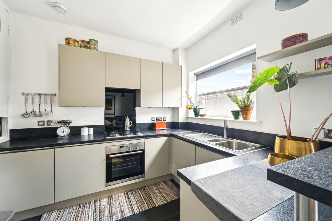 3 bed maisonette for sale in Carlyle Road, Ealing  - Property Image 3