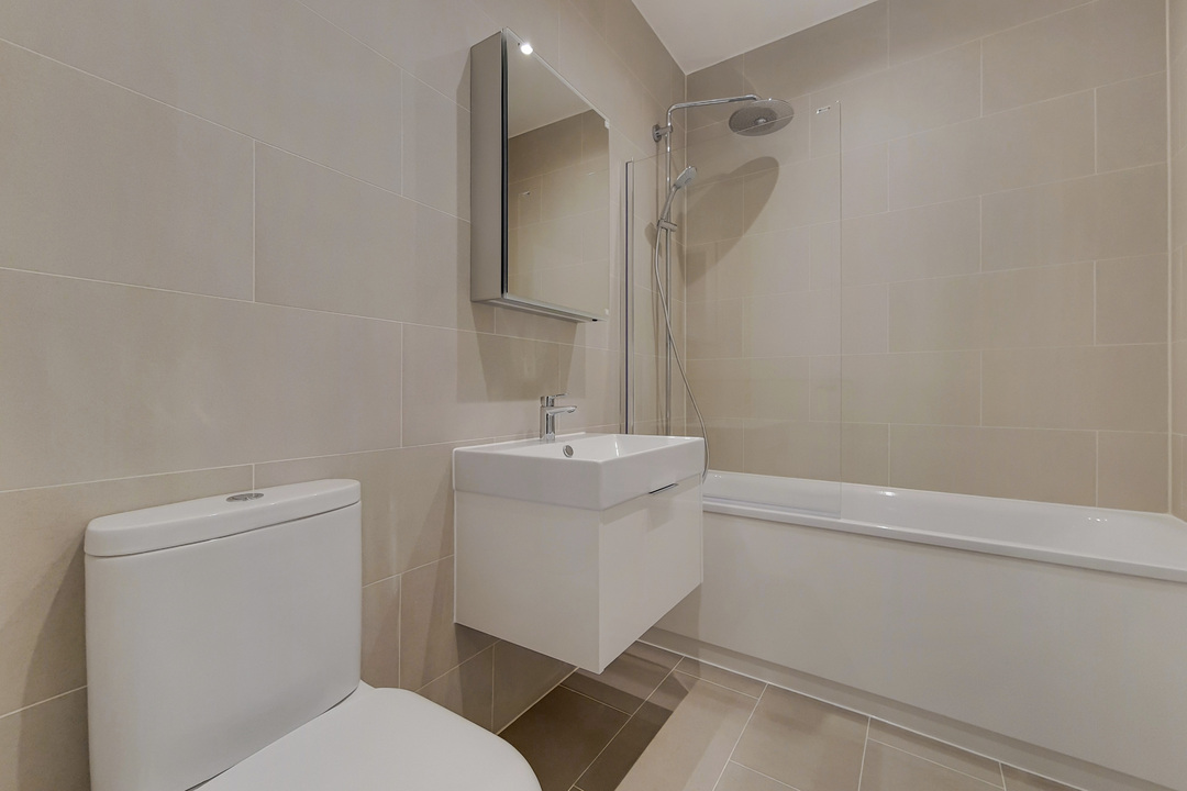 3 bed apartment to rent, London  - Property Image 7