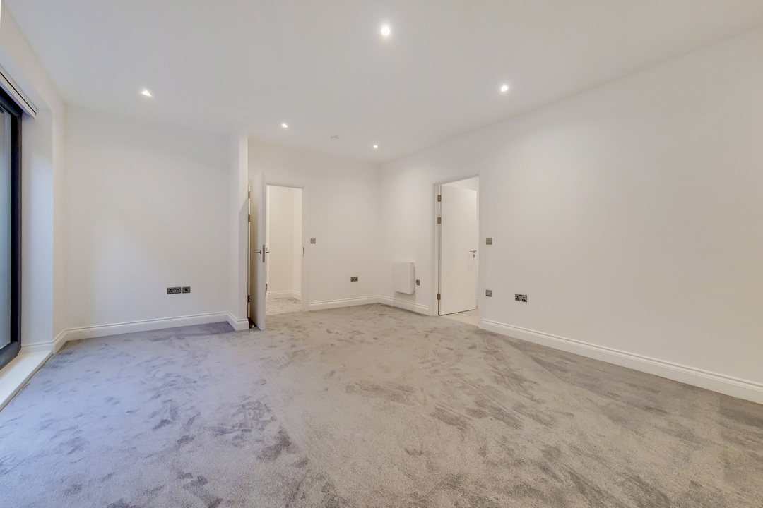 3 bed apartment to rent, London  - Property Image 9