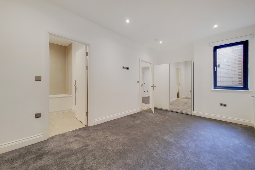 3 bed apartment to rent, London  - Property Image 10