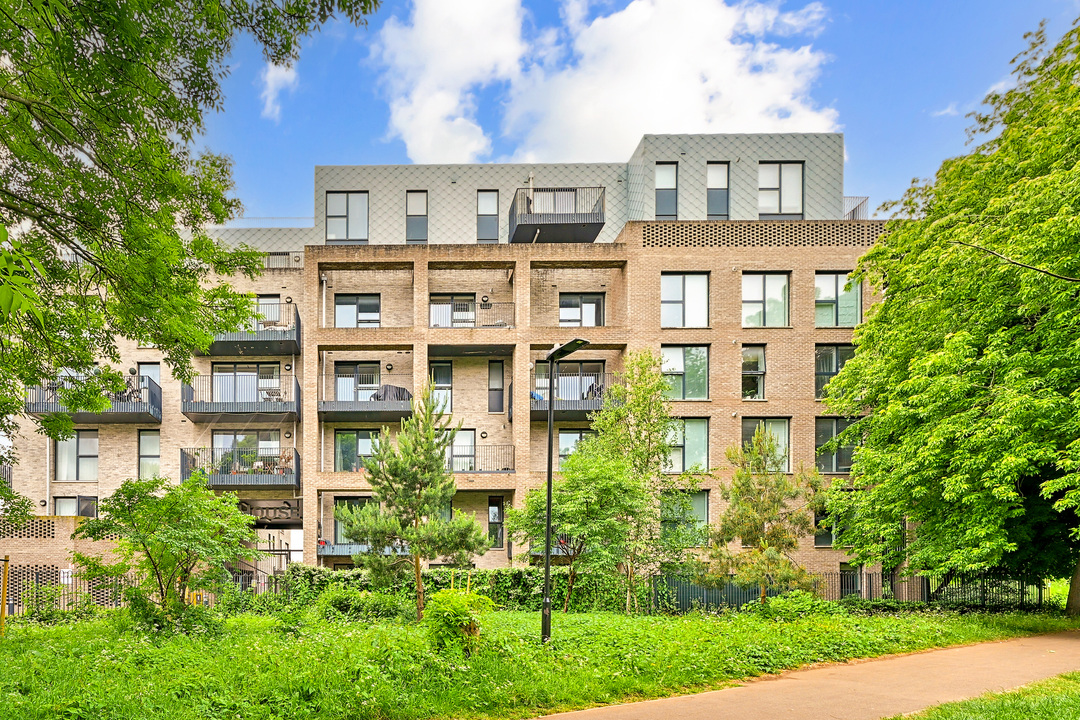 2 bed apartment to rent in Valley House, Manor Road, Ealing, London, W13 2