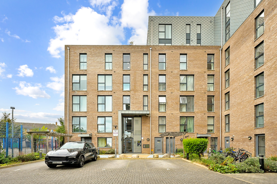 2 bed apartment to rent in Valley House, Manor Road, Ealing, London, W13 12