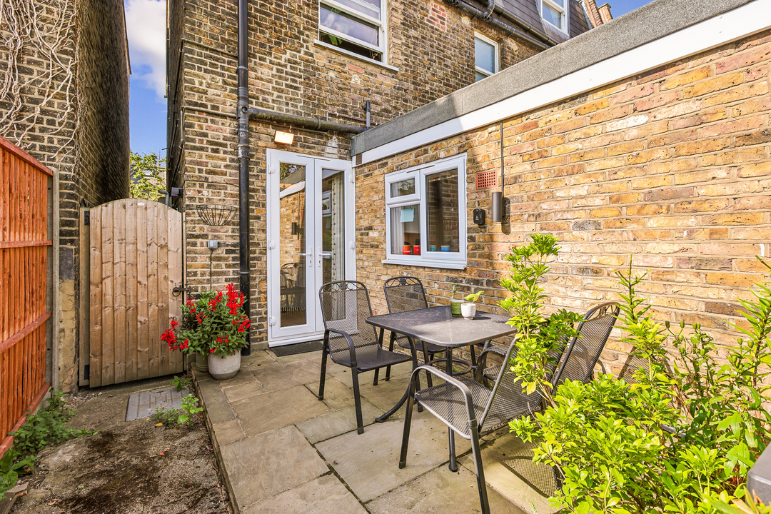 1 bed apartment for sale in Hastings Road, London 8