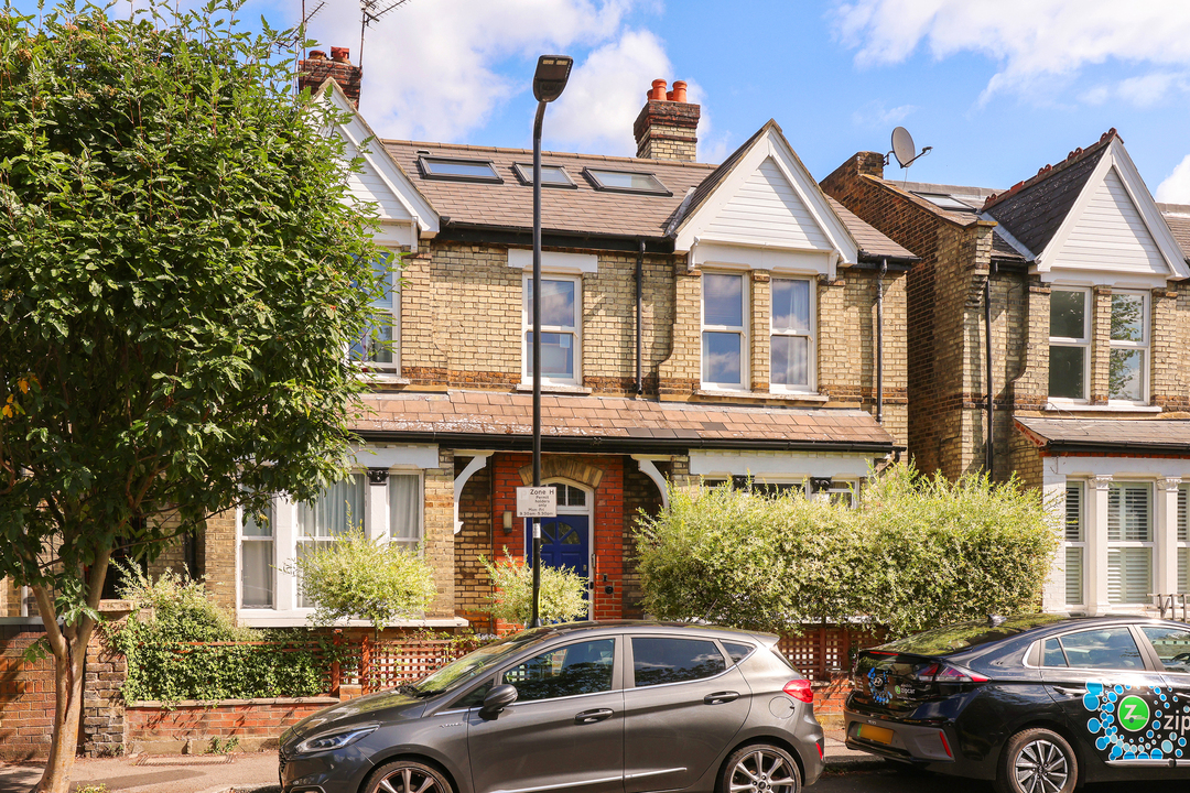 1 bed apartment for sale in Hastings Road, London 18
