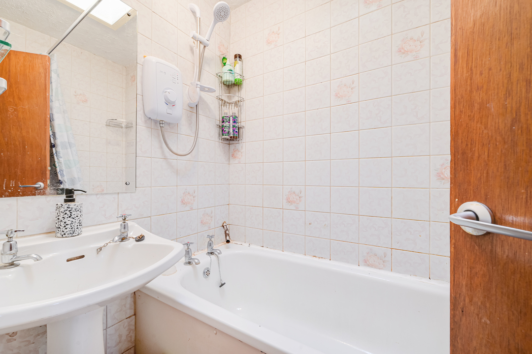 2 bed maisonette for sale in Fairlea Place, Ealing 7