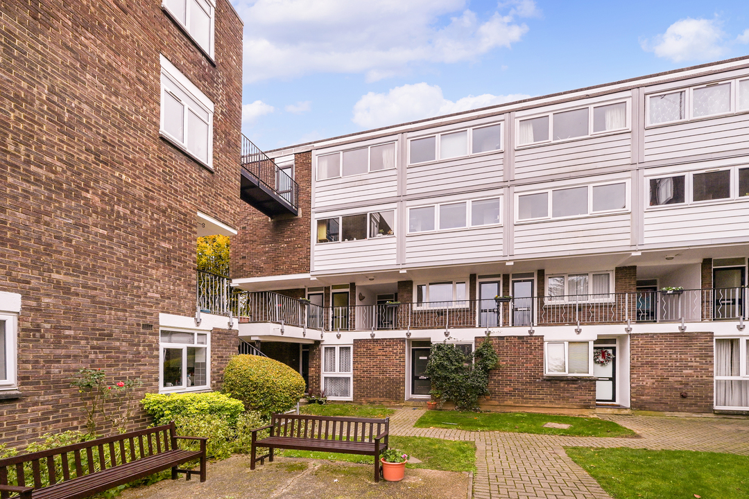 2 bed maisonette for sale in Fairlea Place, Ealing 8