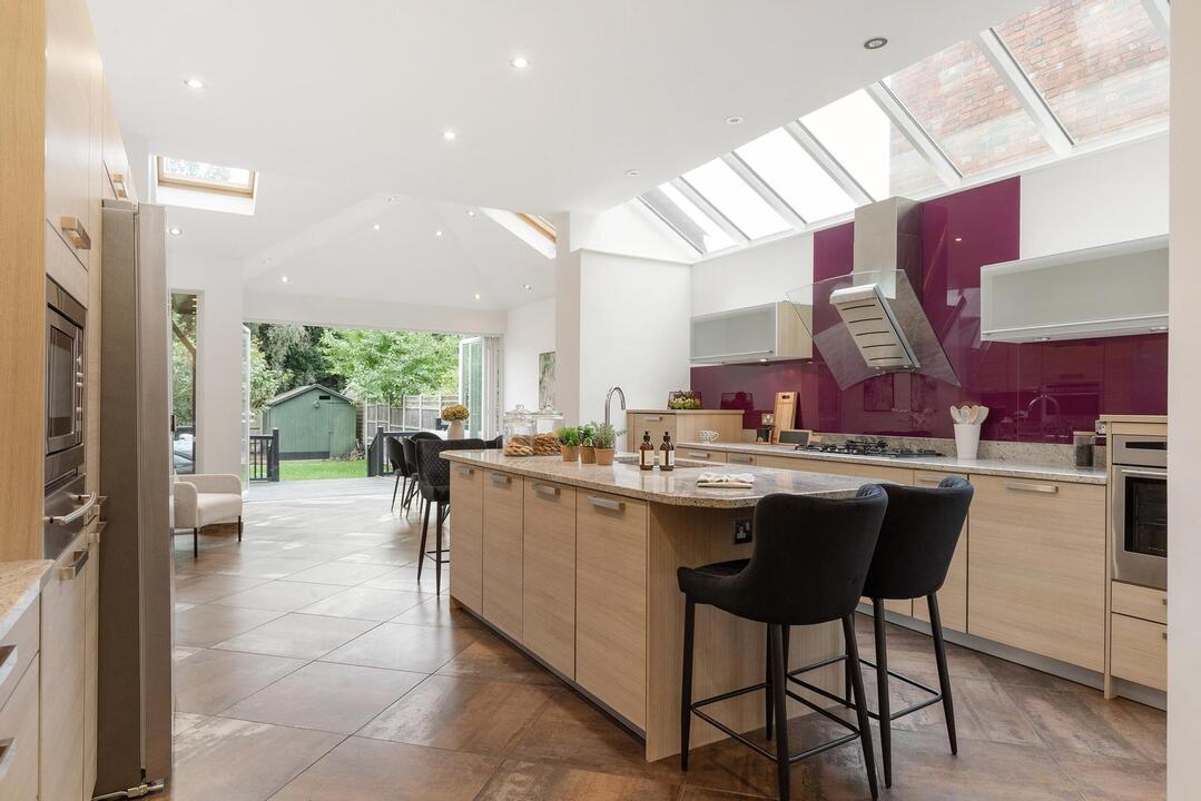 5 bed semi-detached house for sale in Lyncroft Gardens, Ealing  - Property Image 9