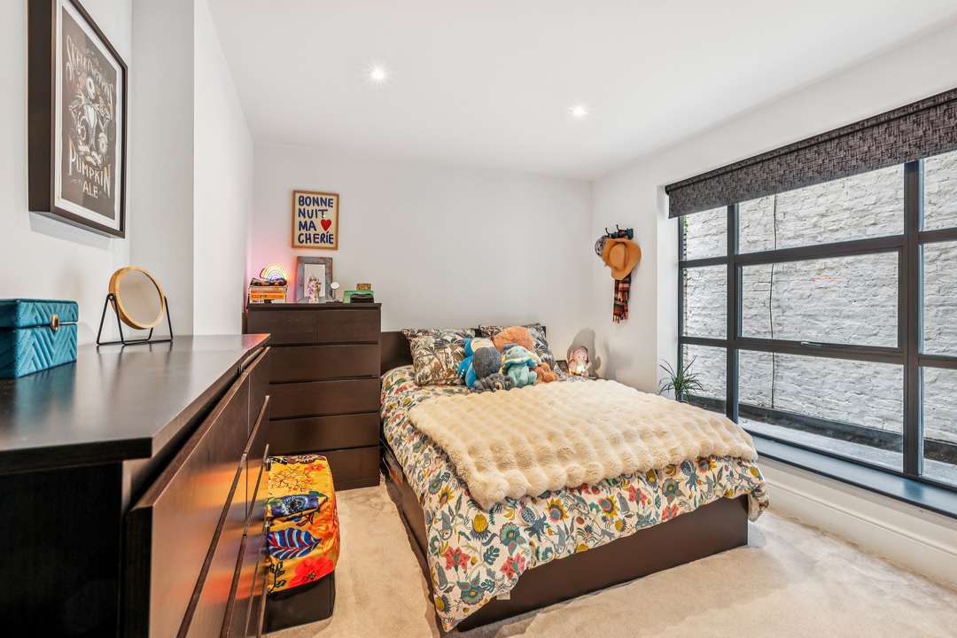 2 bed apartment for sale in Gordon Road, Ealing 12