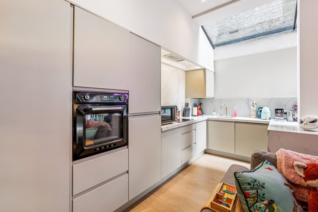 2 bed apartment for sale in Gordon Road, Ealing, London, W5 - Property Image 1