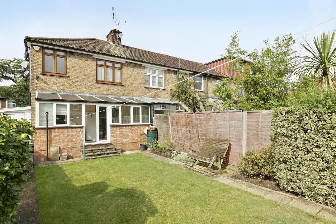 3 bed end of terrace house for sale in Croft Gardens, Ealing  - Property Image 3