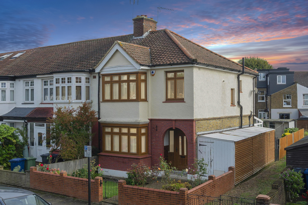 3 bed end of terrace house for sale in Croft Gardens, Ealing  - Property Image 16