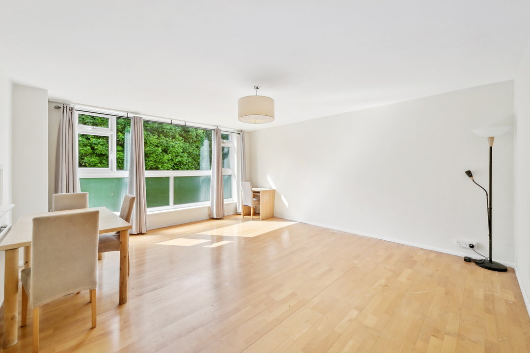 2 bed apartment to rent in Gordon Road, Ealing, London, W13 3
