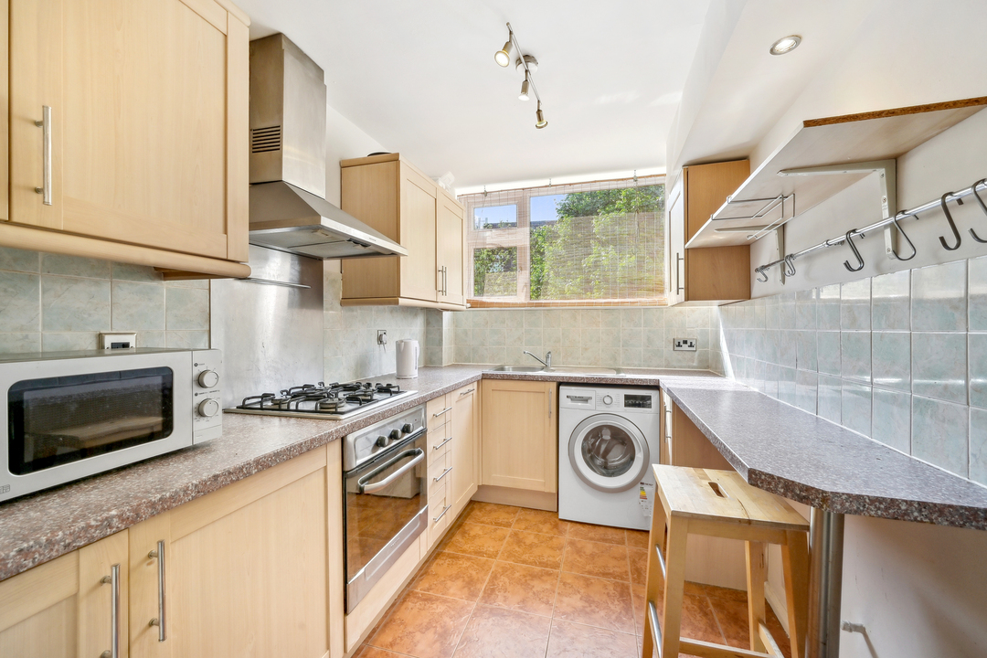 2 bed apartment to rent in Gordon Road, Ealing, W13