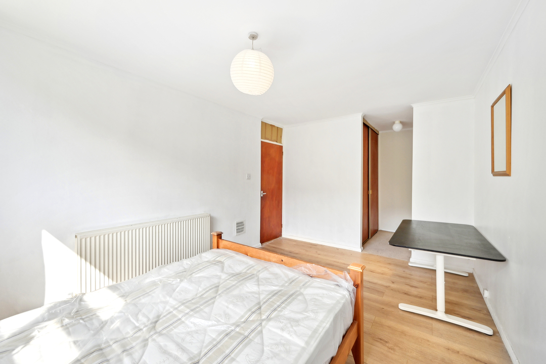 2 bed apartment to rent in Gordon Road, Ealing, London, W13 8