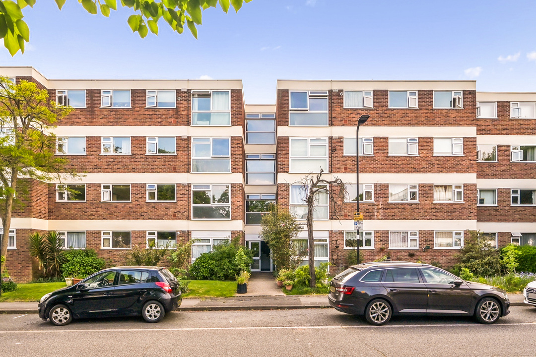 2 bed apartment to rent in Gordon Road, Ealing, London, W13 10