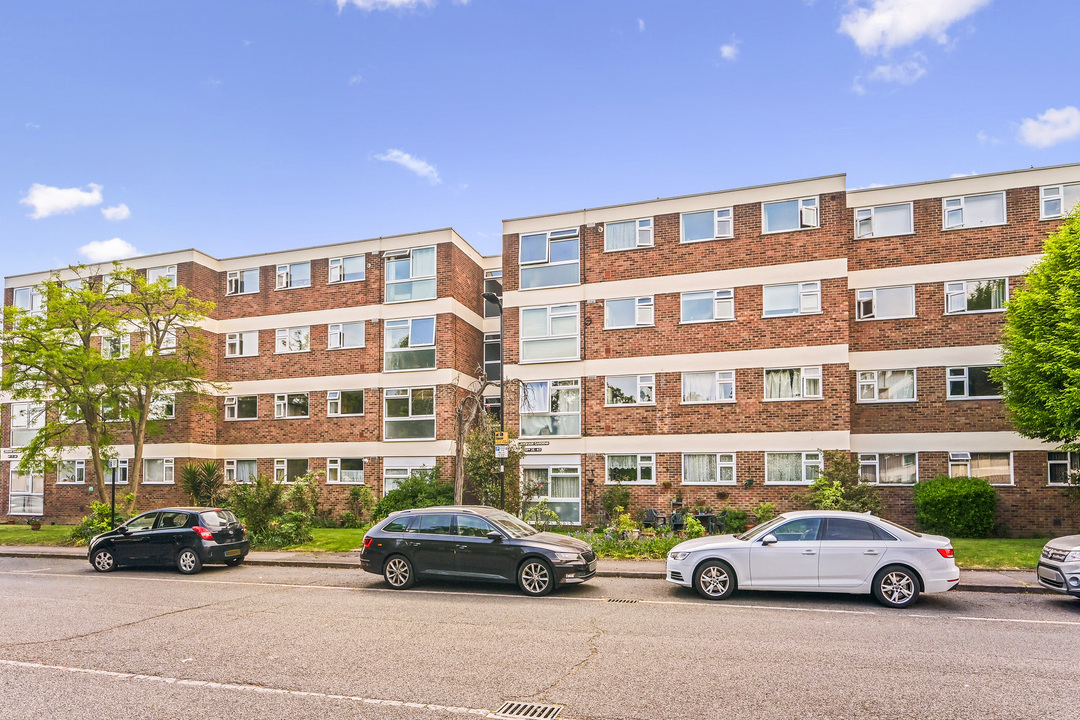 2 bed apartment to rent in Gordon Road, Ealing, London, W13 5
