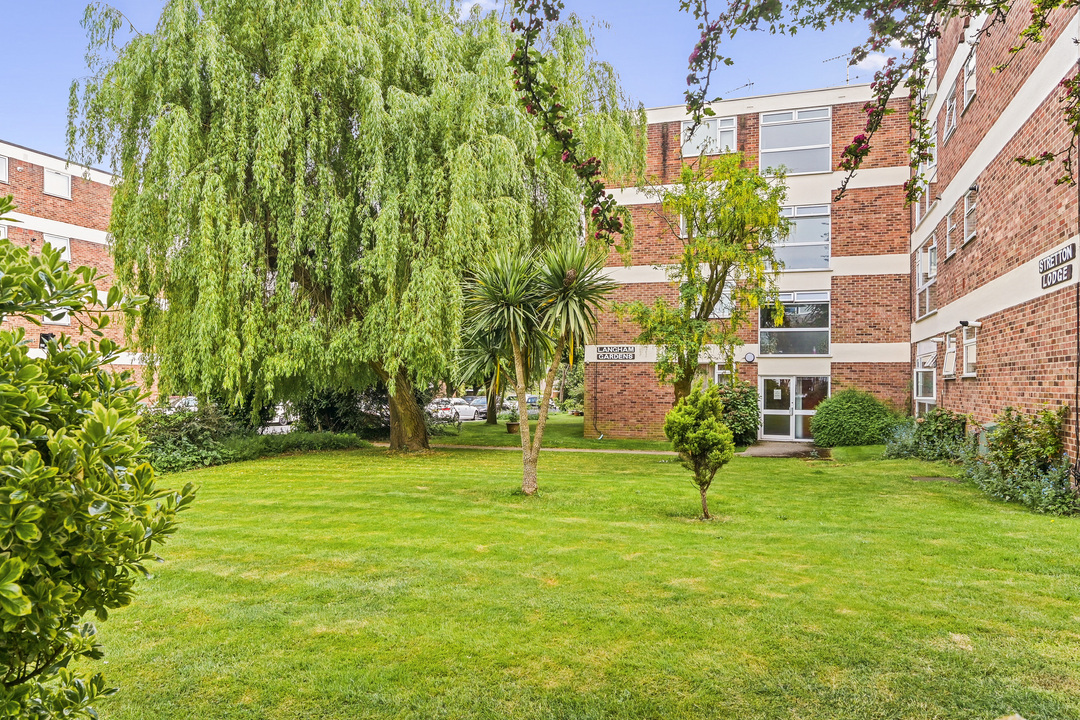 2 bed apartment to rent in Gordon Road, Ealing, London, W13 1