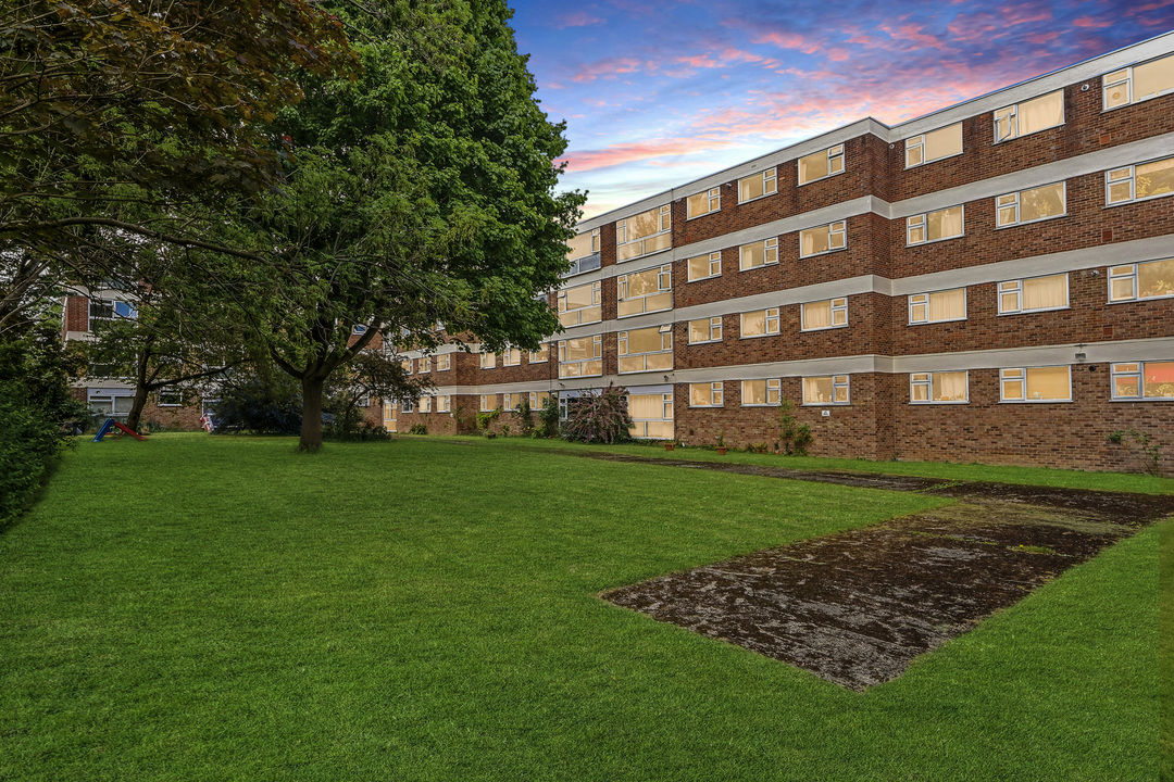 2 bed apartment to rent in Gordon Road, Ealing, London, W13 4