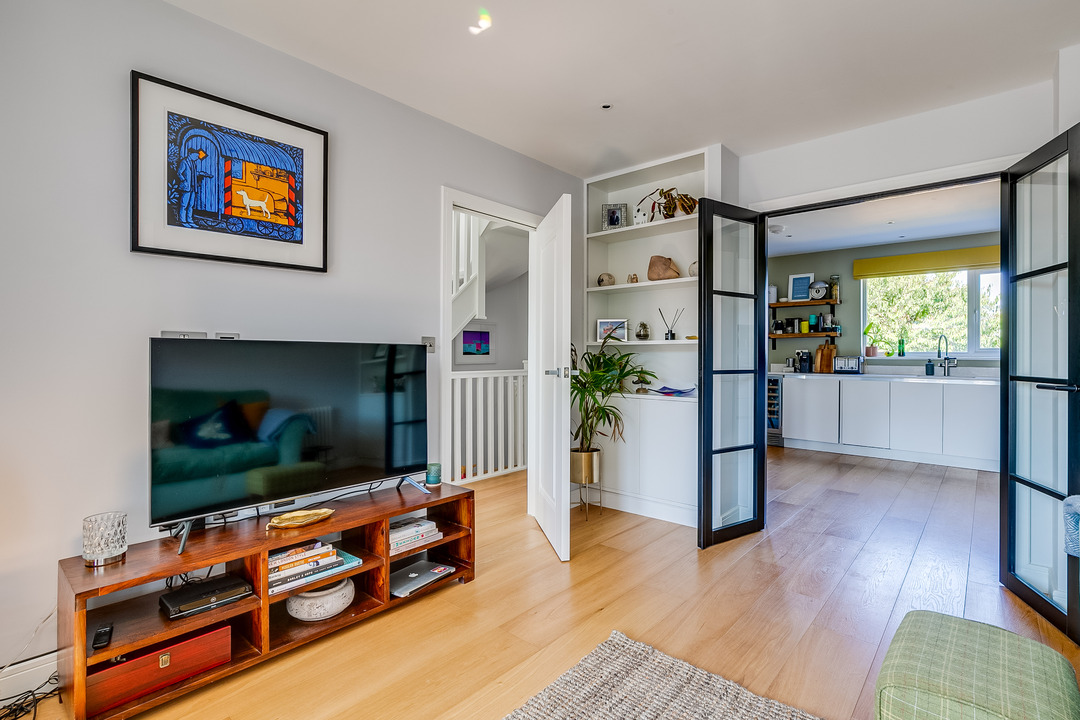 2 bed apartment for sale in Burnham Way, Ealing  - Property Image 2