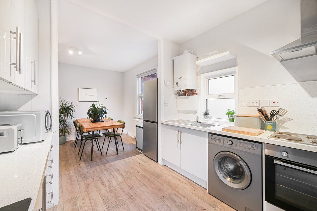 2 bed apartment to rent in Chandos Avenue, Ealing 4