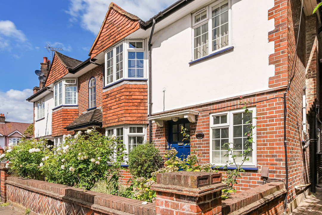 1 bed apartment for sale in Windmill Court, London 8