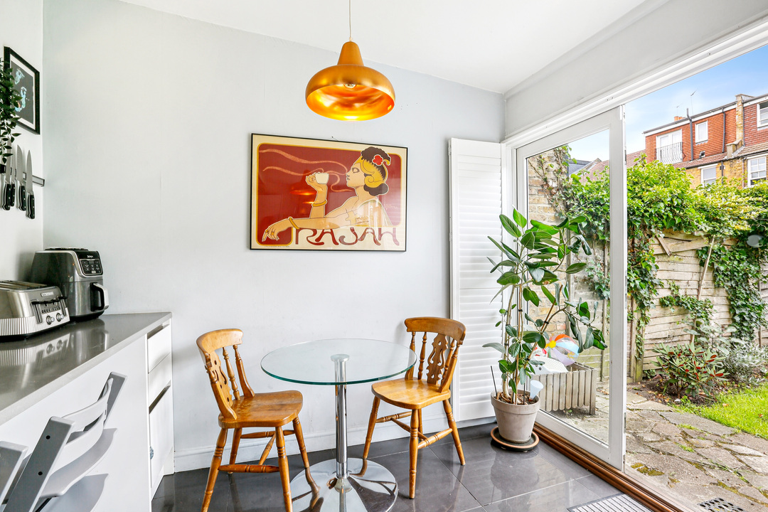 3 bed house to rent in Drayton Gardens, Ealing, London, W13 8