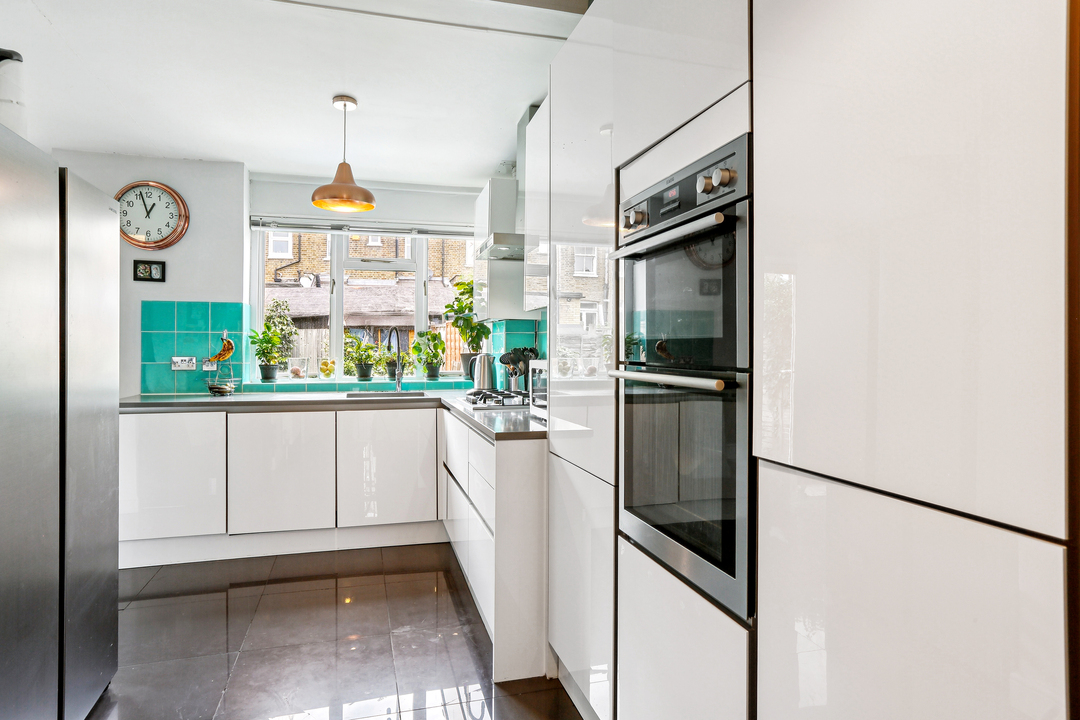 3 bed house to rent in Drayton Gardens, Ealing, London, W13 6