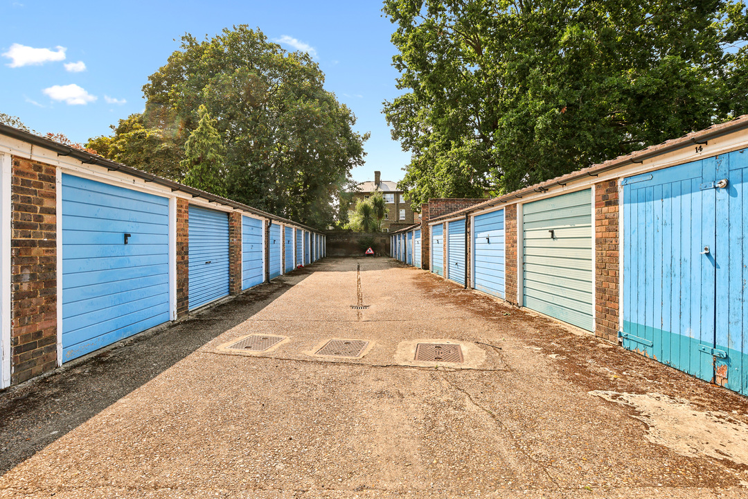 2 bed apartment to rent in Grange Road, Ealing  - Property Image 9