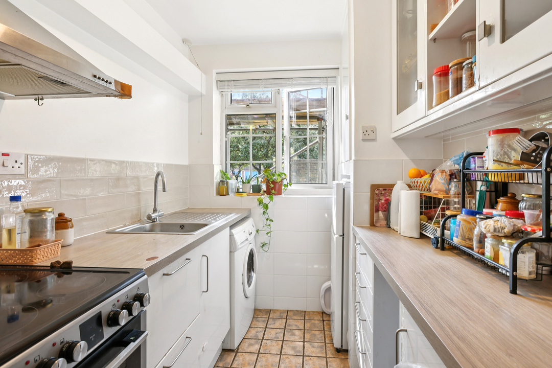 2 bed apartment to rent in Grange Road, Ealing 3