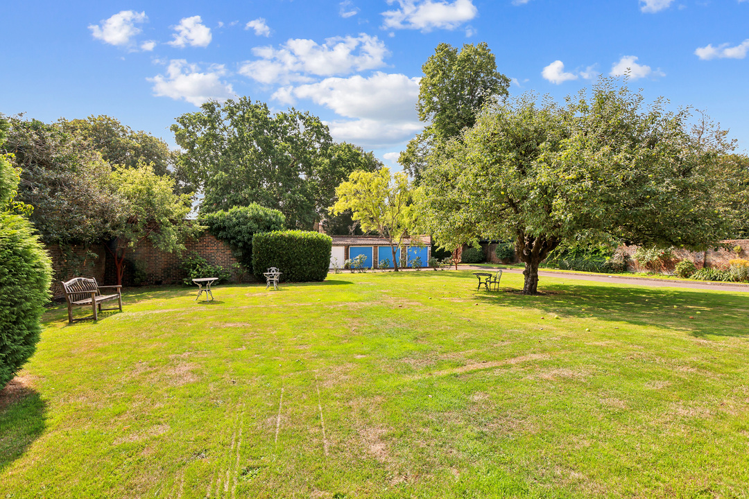 2 bed apartment to rent in Grange Road, Ealing 4